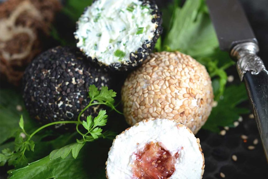 Truffes de chèvre noires ou blanches au sésame, ciboulette ou figue