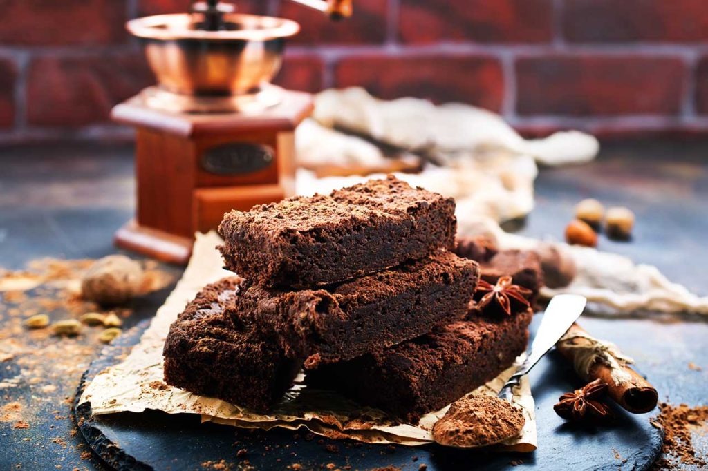 Brownie sans cuisson, au chocolat, dattes et noix bio