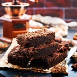 Brownie sans cuisson, au chocolat, dattes et noix bio