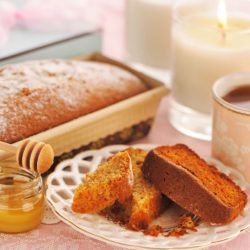Cake et pot de miel